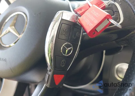 2016 Mercedes-Benz C 300 4Matic z USA, uszkodzony, nr VIN 55SWF4KB8GU117110